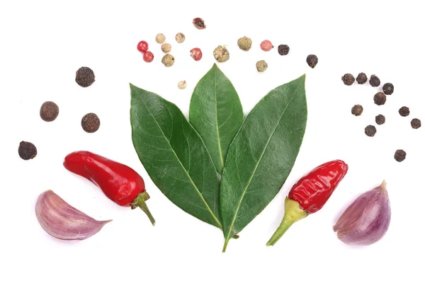 Mezcla de ajo, pimiento picante, maíz y laurel aislados sobre fondo blanco. Vista superior — Foto de Stock