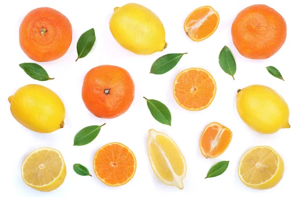 Limón y mandarina con hojas aisladas sobre fondo blanco. Asiento plano, vista superior. Composición de la fruta —  Fotos de Stock