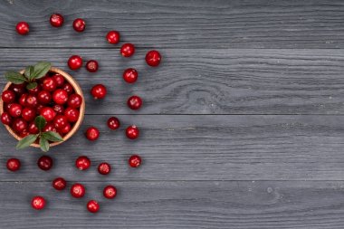 Kızılcık yaprak kase kopya alanı metni siyah ahşap zemin üzerine. Üstten Görünüm