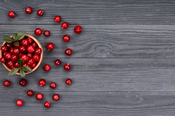 Kızılcık yaprak kase kopya alanı metni siyah ahşap zemin üzerine. Üstten Görünüm