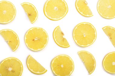 Beyaz arka plan üzerinde izole limon dilimleri. Düz yatıyordu, en iyi görünümü