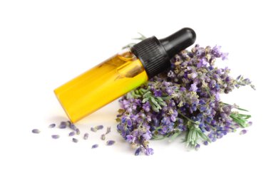 Beyaz arka planda aroma yağı ve lavanta çiçekleri bulunan şişe.