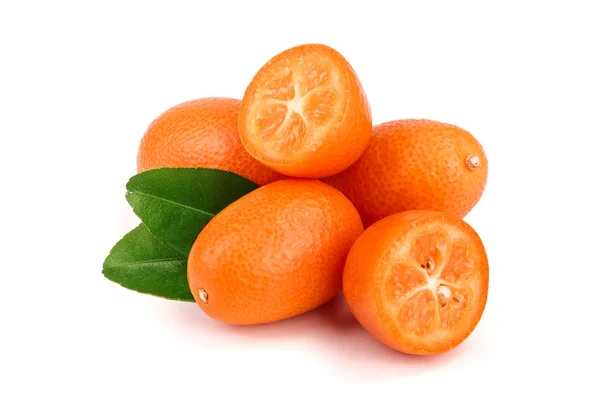 Cumquat o kumquat con foglia isolata su sfondo bianco primo piano — Foto Stock