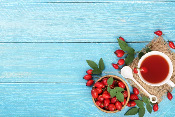 rose hips kopya alanı metni mavi ahşap zemin üzerine çay. Üstten Görünüm