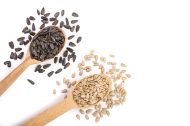 kopya alanı metniniz için beyaz zemin üzerine izole bir tahta kaşık soyulmuş ve soyulmamış tohumları. Üstten Görünüm