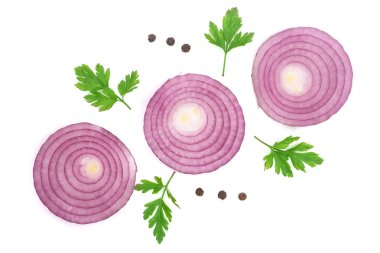 Maydanoz yaprakları ve beyaz arka plan üzerinde izole karabiber ile kırmızı soğan dilimlenmiş. Üstten Görünüm