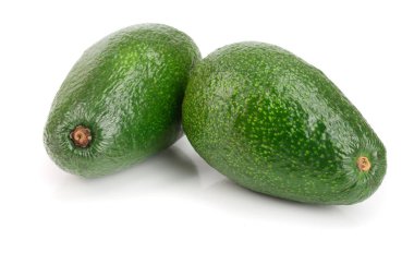 Beyaz arka plan yakın çekim izole bütün avokado