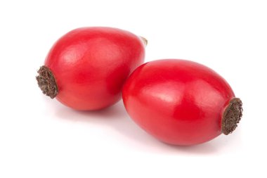 Beyaz arka plan makro'izole kuşburnu berry