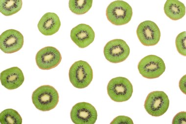 Beyaz arka plan üzerinde izole dilimlenmiş kivi meyve. Düz yatıyordu desen. Üstten Görünüm