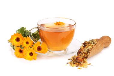 Calendula çay beyaz arka plan üzerinde izole taze ve kurutulmuş çiçekli