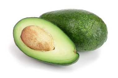 Bütün ve beyaz arka plan yakın çekim izole yarım avokado. Üstten Görünüm