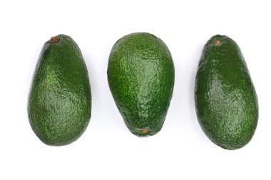 Beyaz arka plan yakın çekim izole bütün avokado. Üstten Görünüm