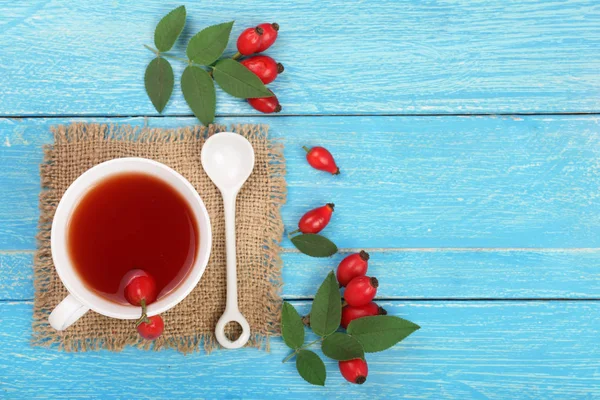 rose hips kopya alanı metni mavi ahşap zemin üzerine çay. Üstten Görünüm