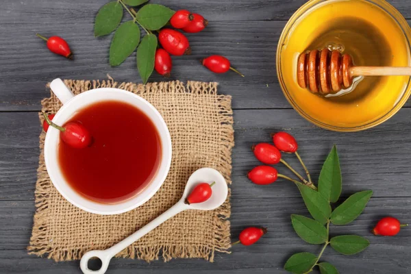 rose hips siyah ahşap zemin üzerine çay. Üstten Görünüm