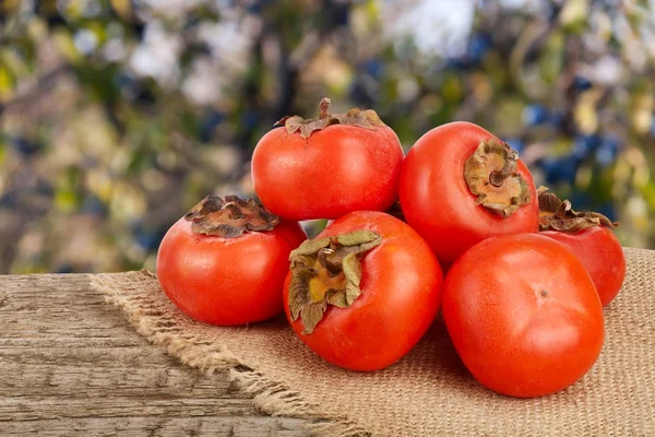 Kaktusfrucht auf Holztisch mit verschwommenem Gartenhintergrund — Stockfoto