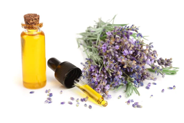 Garrafa com aroma de óleo e flores de lavanda isolada sobre fundo branco — Fotografia de Stock