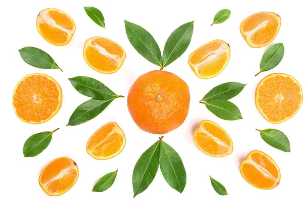 Narancs vagy mandarin menta levelek a elszigetelt fehér háttér. Lapos feküdt, felső kilátás. Gyümölcs összetétele — Stock Fotó
