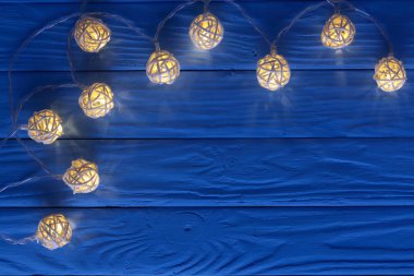 Noel çelenk ışık mavi ahşap arka plan kopya alanı metni ile yok. Üstten Görünüm