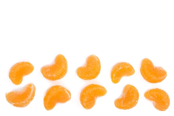 Rebanadas de mandarina con hojas aisladas sobre fondo blanco con espacio de copia para su texto. Piso tendido, vista superior . — Foto de Stock