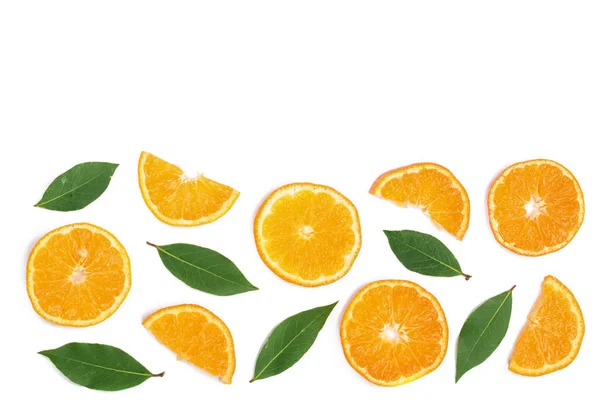 在白色背景上有叶子的柑橘切片, 文本的复制空间。平躺, 顶部视图. — 图库照片