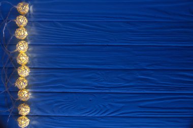 Noel çelenk ışık mavi ahşap arka plan kopya alanı metni ile yok. Üstten Görünüm