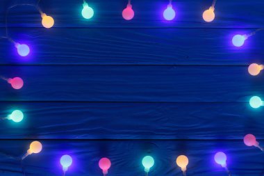 Noel çelenk ışık mavi ahşap arka plan kopya alanı metni ile yok. Üstten Görünüm