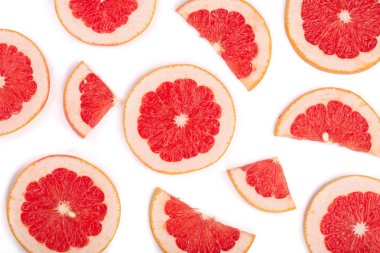 Greyfurt dilim beyaz arka plan üzerinde izole. Üstten Görünüm. Düz yatıyordu desen