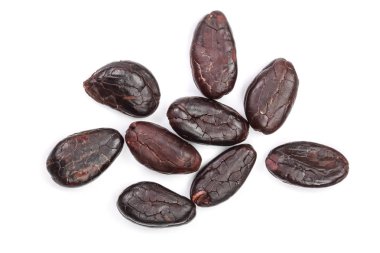 Beyaz arka plan üzerinde yakın çekim yukarıdan izole tane kakaoları