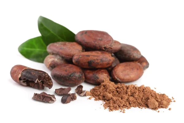 Frijol de cacao sin pelar con hojas y cacao en polvo aislado sobre fondo blanco —  Fotos de Stock