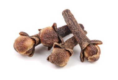 Beyaz arkaplanda izole edilmiş kuru baharat karanfilleri