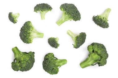 Beyaz arka plan üzerinde izole taze brokoli. Üstten Görünüm. Düz yatıyordu desen