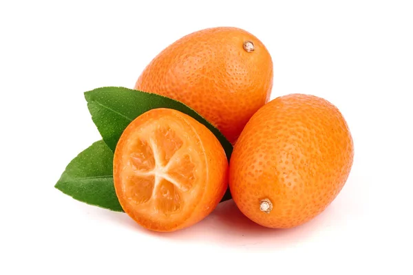 Cumquat ou kumquat avec feuille isolée sur fond blanc gros plan — Photo