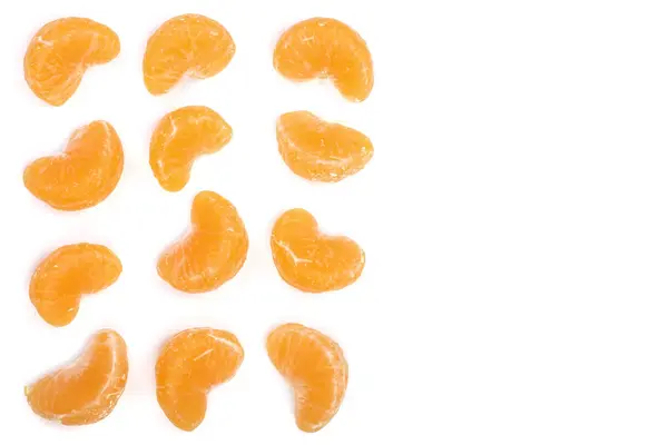 Rebanadas de mandarina con hojas aisladas sobre fondo blanco con espacio de copia para su texto. Piso tendido, vista superior . — Foto de Stock
