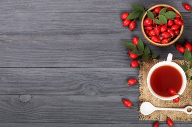 çay rose hips ve ballı kopya alanı metni siyah bir ahşap zemin üzerinde. Üstten Görünüm