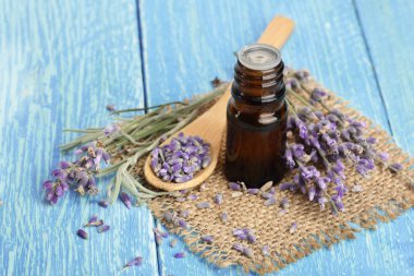 Bitkisel yağ ve ahşap arka plan üzerinde lavanta çiçekleri