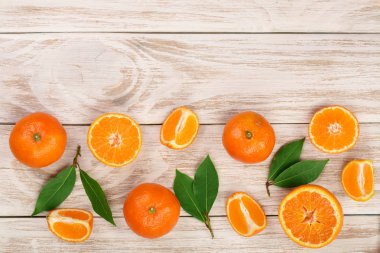 portakal veya mandalina ile beyaz ahşap zemin üzerine bırakır. Düz yatıyordu, en iyi görünüm. Meyve kompozisyonu