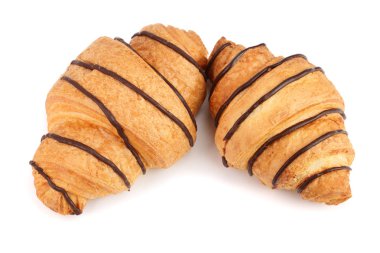 çikolata soslu beyaz arka plan üzerinde üstten görünüm izole dekore edilmiş kruvasan