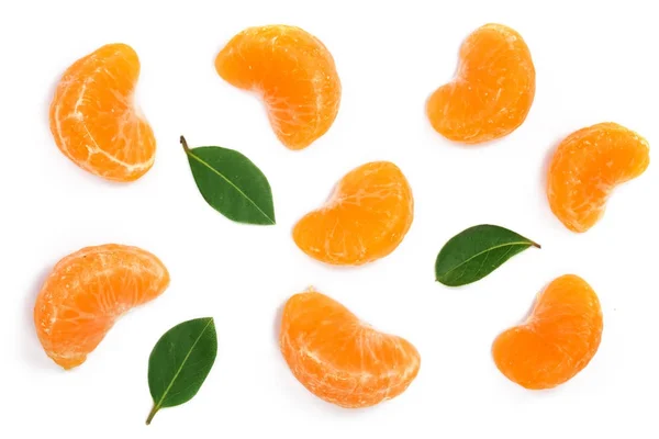 Tranches de mandarine ou mandarine avec des feuilles isolées sur fond blanc. Couché à plat, vue de dessus. Composition des fruits — Photo
