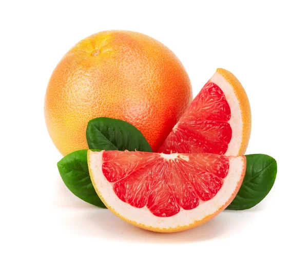 Grapefruit en segmenten met bladeren geïsoleerd op witte achtergrond — Stockfoto