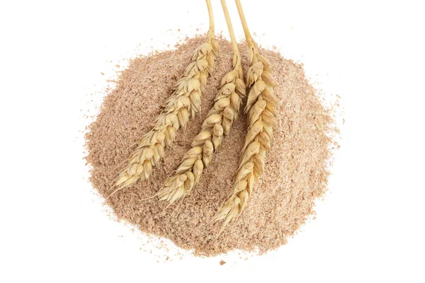 Hromadu pšeničné otruby s ušima izolovaných na bílém pozadí — Stock fotografie
