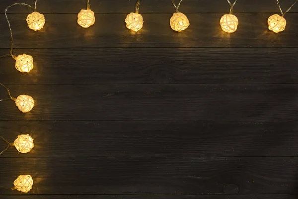 Christmas garland lights på svart bakgrund med kopia utrymme för din text. Ovanifrån — Stockfoto