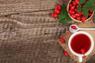 rose hips kopya alanı metniniz için eski ahşap zemin üzerine çay. Üstten Görünüm