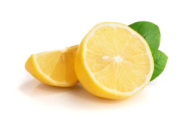Rodajas de limón con hoja aislada sobre fondo blanco —  Fotos de Stock