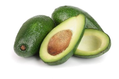 Bütün ve beyaz arka plan yakın çekim izole yarım avokado. Üstten Görünüm