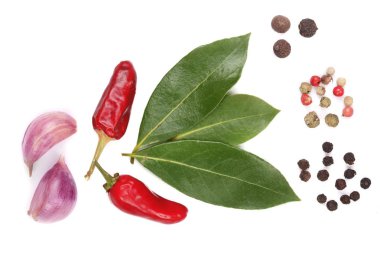 Mix sarımsak, acı biber, biber ve defne yaprağı izole üzerinde beyaz arka plan. Üstten Görünüm