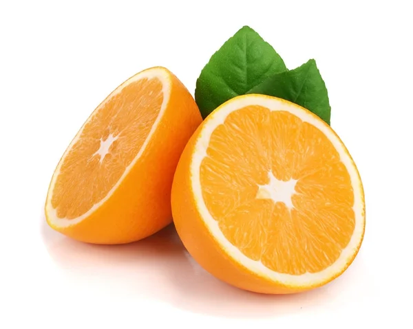 Połowę plasterek pomarańczy z liść na białym tle na białym tle — Zdjęcie stockowe