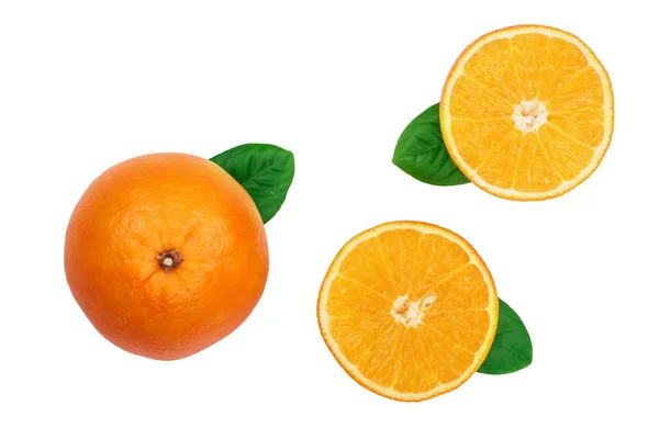 Orange avec tranche et feuille isolées sur le fond blanc. Modèle plat de pose. Vue du dessus — Photo
