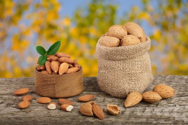 Bademli Bahçe arka plan bulanık bir tahta masada Sivas'tan çantasından yaprak