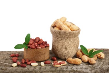 Fıstık çanta eski ahşap arka plan üzerinde yaprak ile