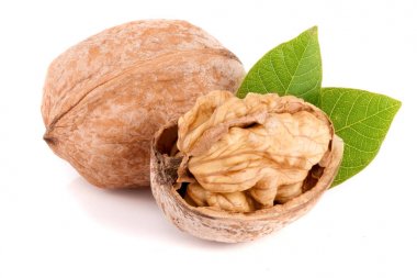 Beyaz arkaplanda yapraklı cevizler